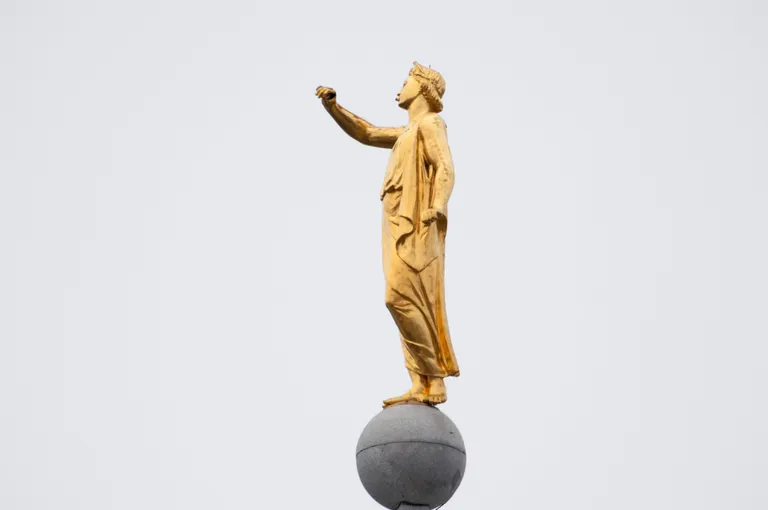 Maavärina tagajärjel kukkus ingel Moroni kuju käest trompet ära.