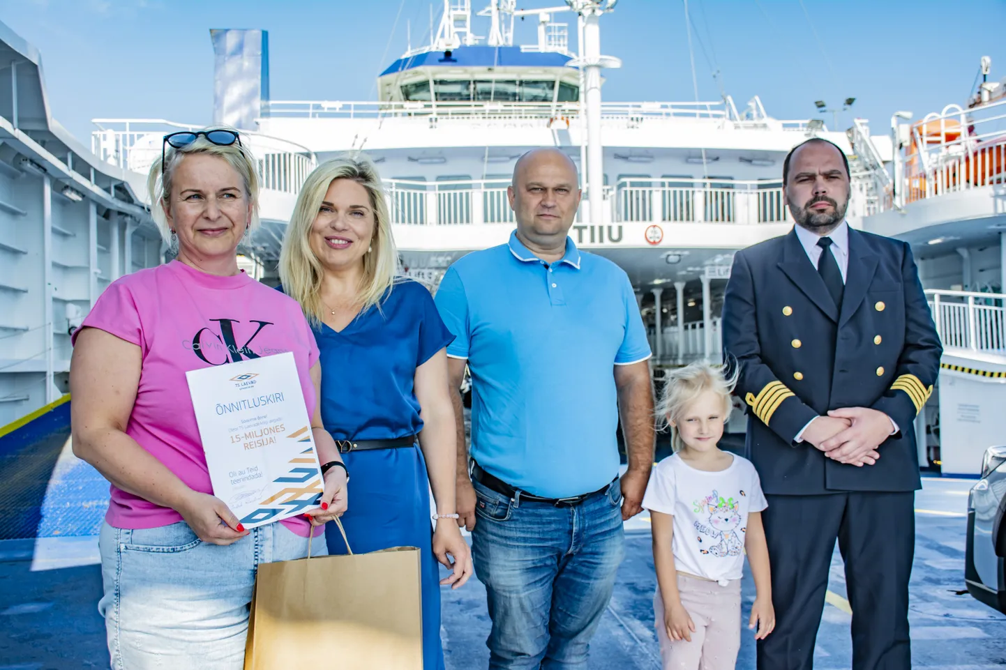 Vasakult: 15-miljonendas reisija Maarja Sepp, TS Laevade teenindus- ja kommertsvaldkonna juht ja juhatuse liige Katrin Aron, TS Laevade laevandusvaldkonna juht ja juhatuse liige Guldar Kivro, parvlaev Tiiu kapten Andre Sisas.