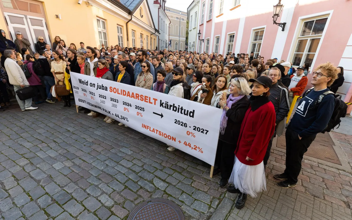 Eesti teatrirahvas kogunes teisipäeva hommikul Stenbocki maja ette avaldama meelt kultuuritöötajate põhipalga külmutamise vastu.