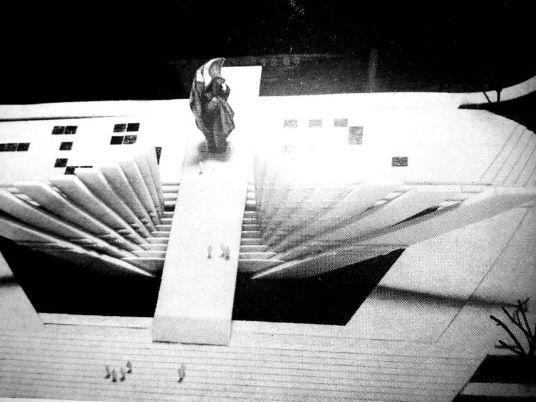Makets Rīgas Uzvaras monumentam projektu konkursā 1976.gadā. Autori: tēlnieks A.Drīzulis, arhitekti V.Alle un D.Rudakova. Projektam tika piešķirta konkursa Otrā prēmija