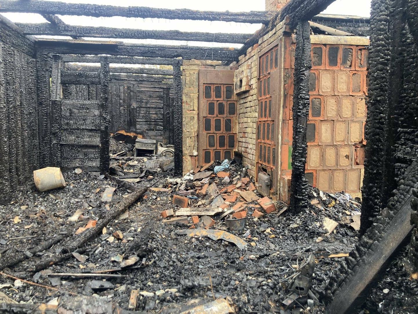 Двухэтажный дом в Треймани после пожара.