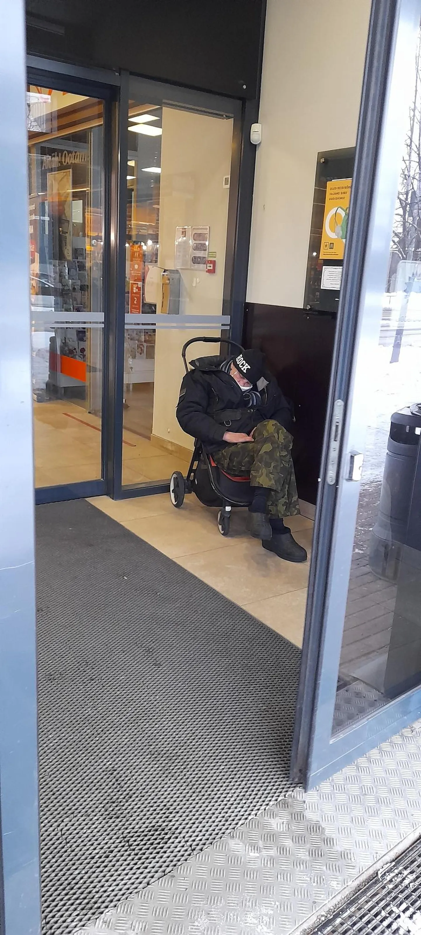 Бездомные у магазина Maxima