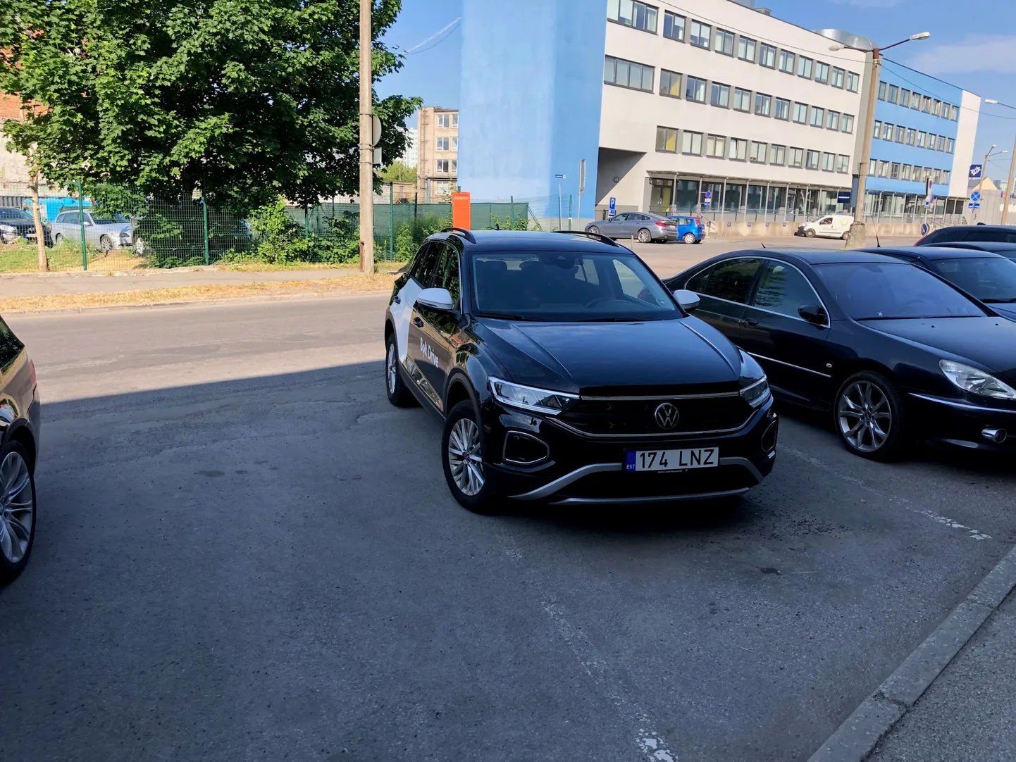 Bolt Drive'i sõiduk Lastekodu tänaval parkimas.