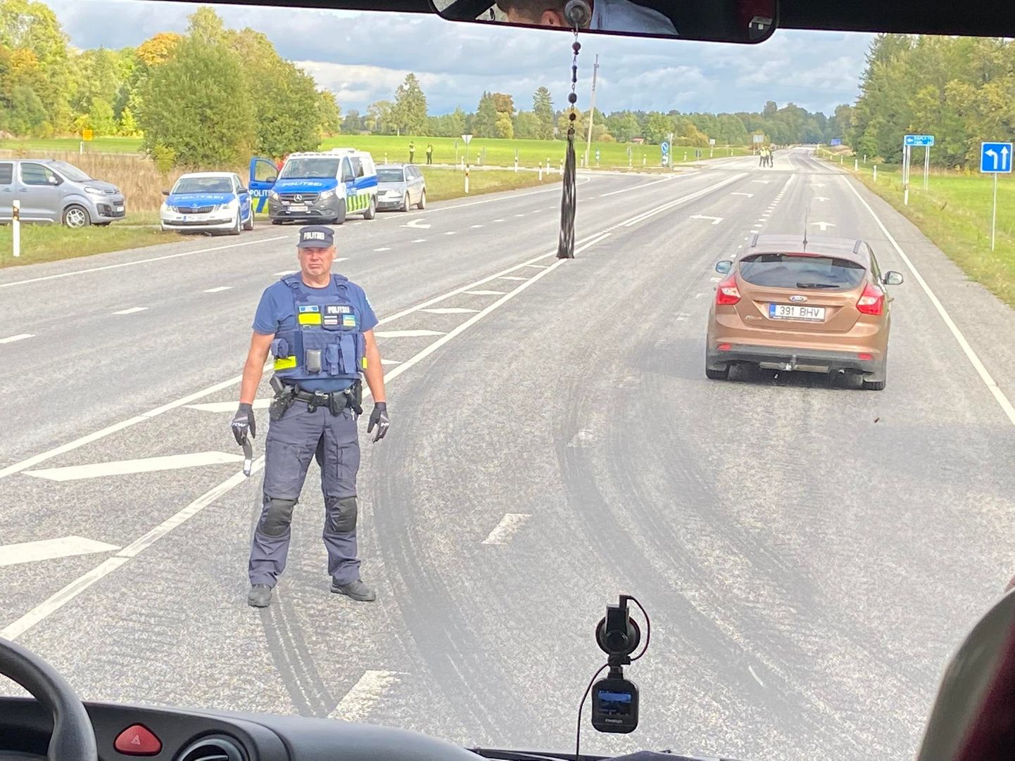 Politseinikud pidasid Arkma ristis lupäeval kinni kõik sõidukid, et kontrollida nende kainust.
