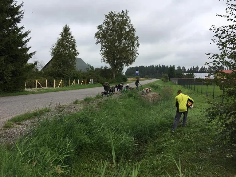 Reedel tehti üleskutse ja laupäeva õhtuks oli bussipeatus umbrohust puhas.