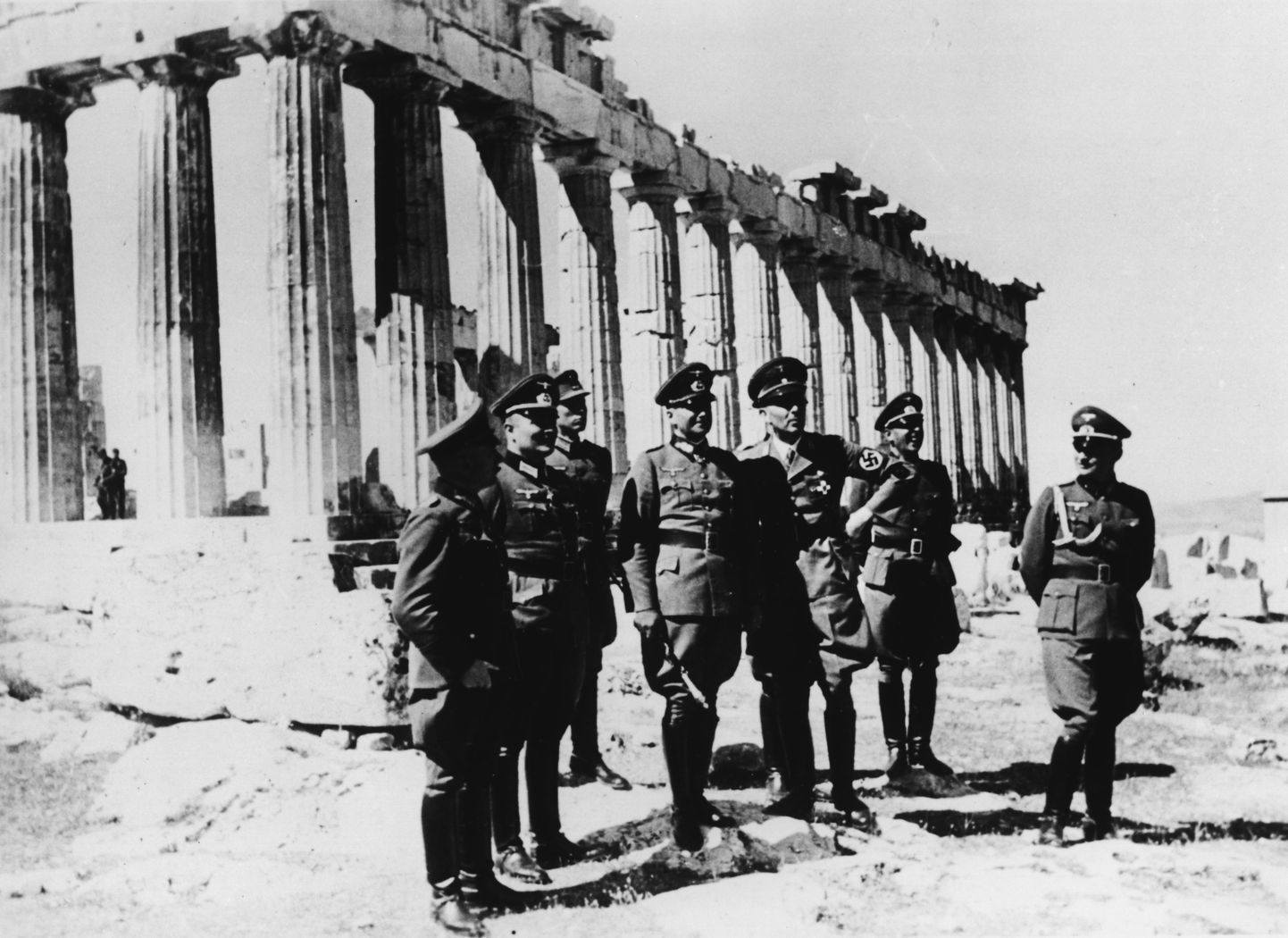 Natsi-Saksamaa maavägede ülemjuhataja Walther von Brauchitsch (vasakult neljas) Kreekas.