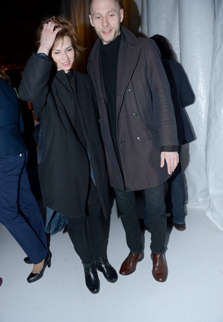 Žurnāliste Žanete Skarule ar savu draugu, populāro arhitektu Austri Mailīti apmeklēja Rīgas modes nedēļas atklāšanu, lai klātienē vērotu Žanetes māsas, modes dizaineres Sabīnes Skarules neparastās tērpu kolekcijas skati 