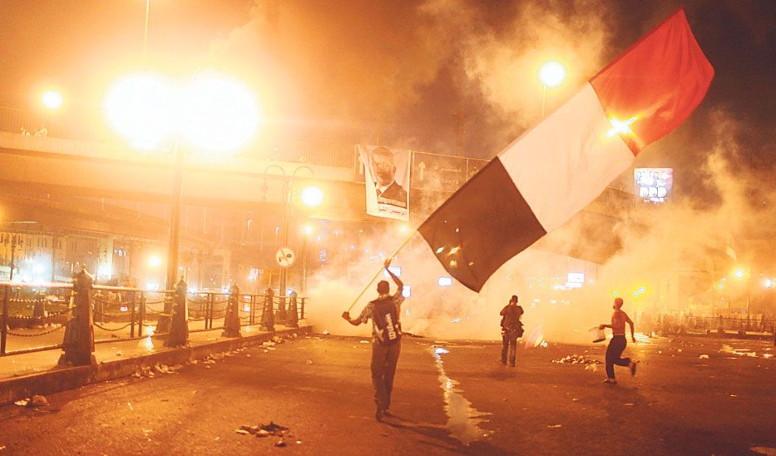 Mohamed Morsi toetajad öise Kairo tänavatel.