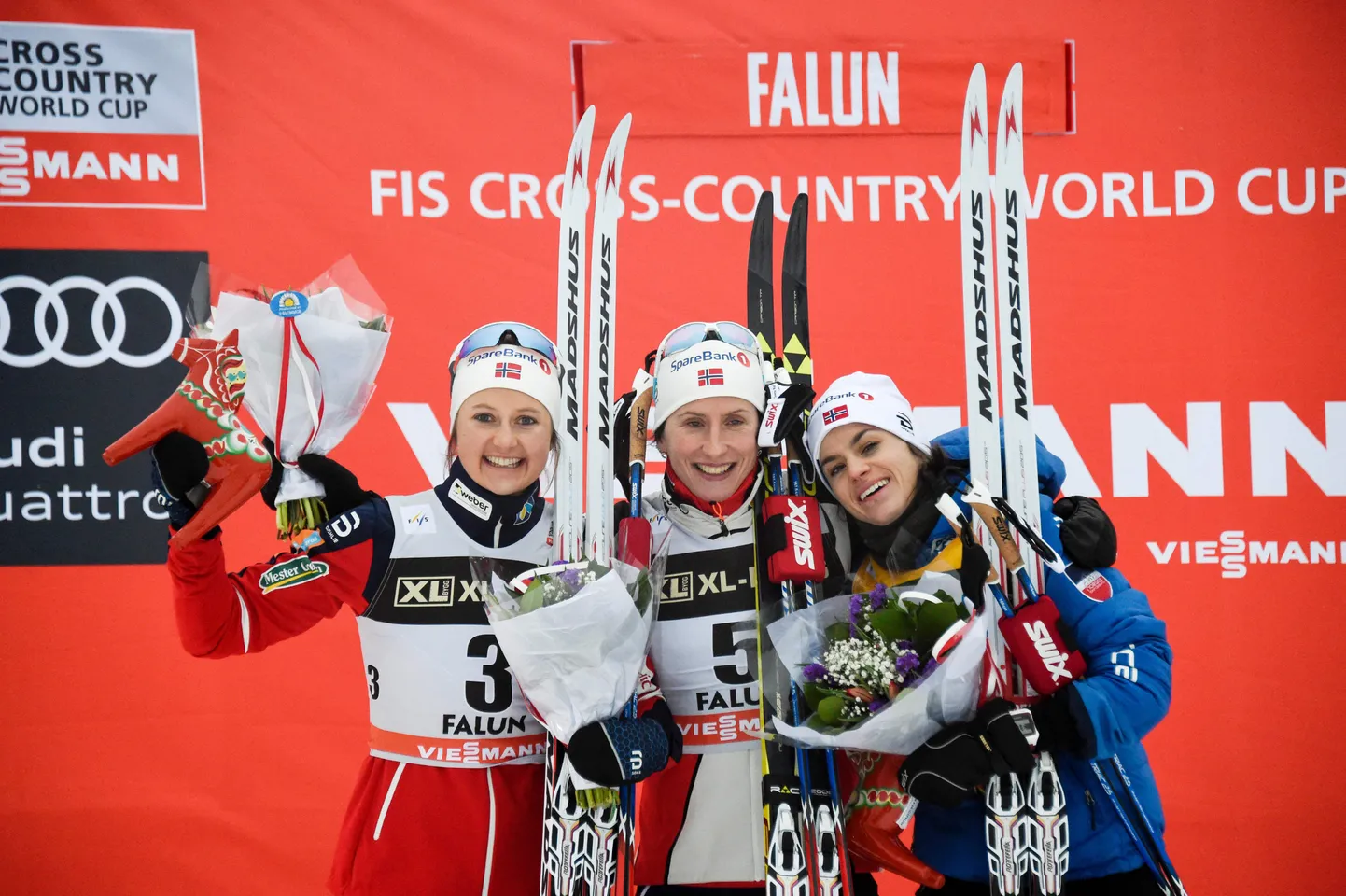 Naiste esikolmik: vasakul Ingvild Flugstad Östberg (L), keskel Marit Bjärgen ja paremal Heidi Weng.