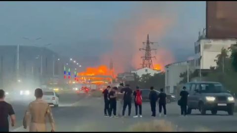 VIDEO ⟩ Dagestāna deg: milzīga liesma paceļas virs