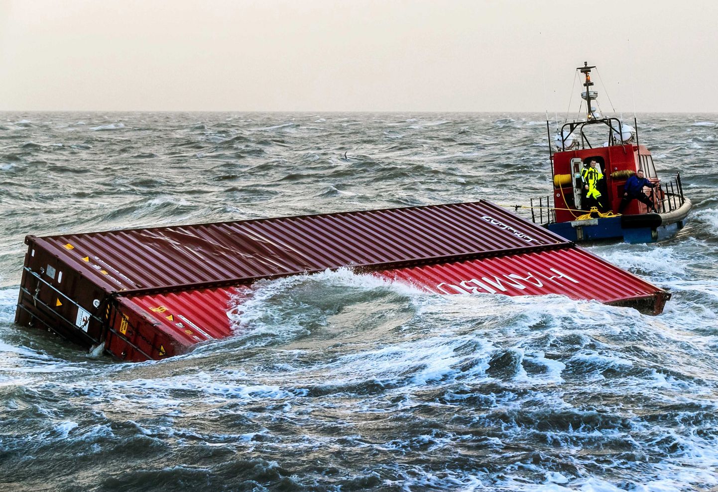 No kravas kuģa MSC Zoe jūrā iekritušo konteineru savākšana