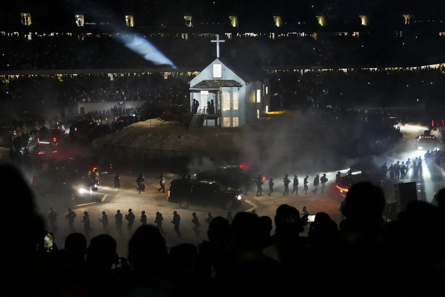 Spektaakel väikese kirikuga. Kanye West 31. augustil oma kodulinnas Chicagos «Dondat» esitlemas.