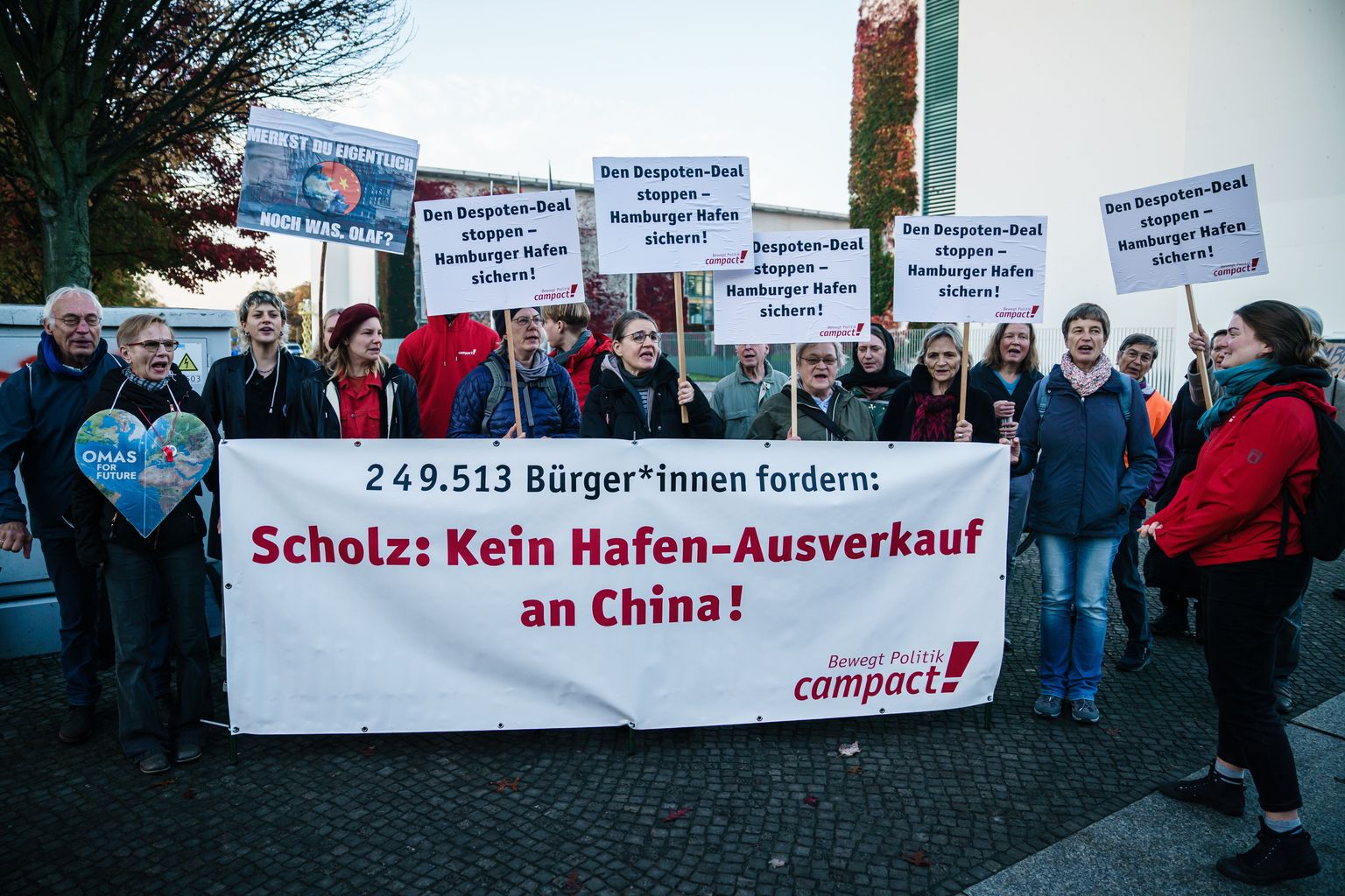 Aktivistid protestivad Saksa valitsushoone juures Hiina firma Cosco osaluse vastu Hamburgi kaubasadamas.