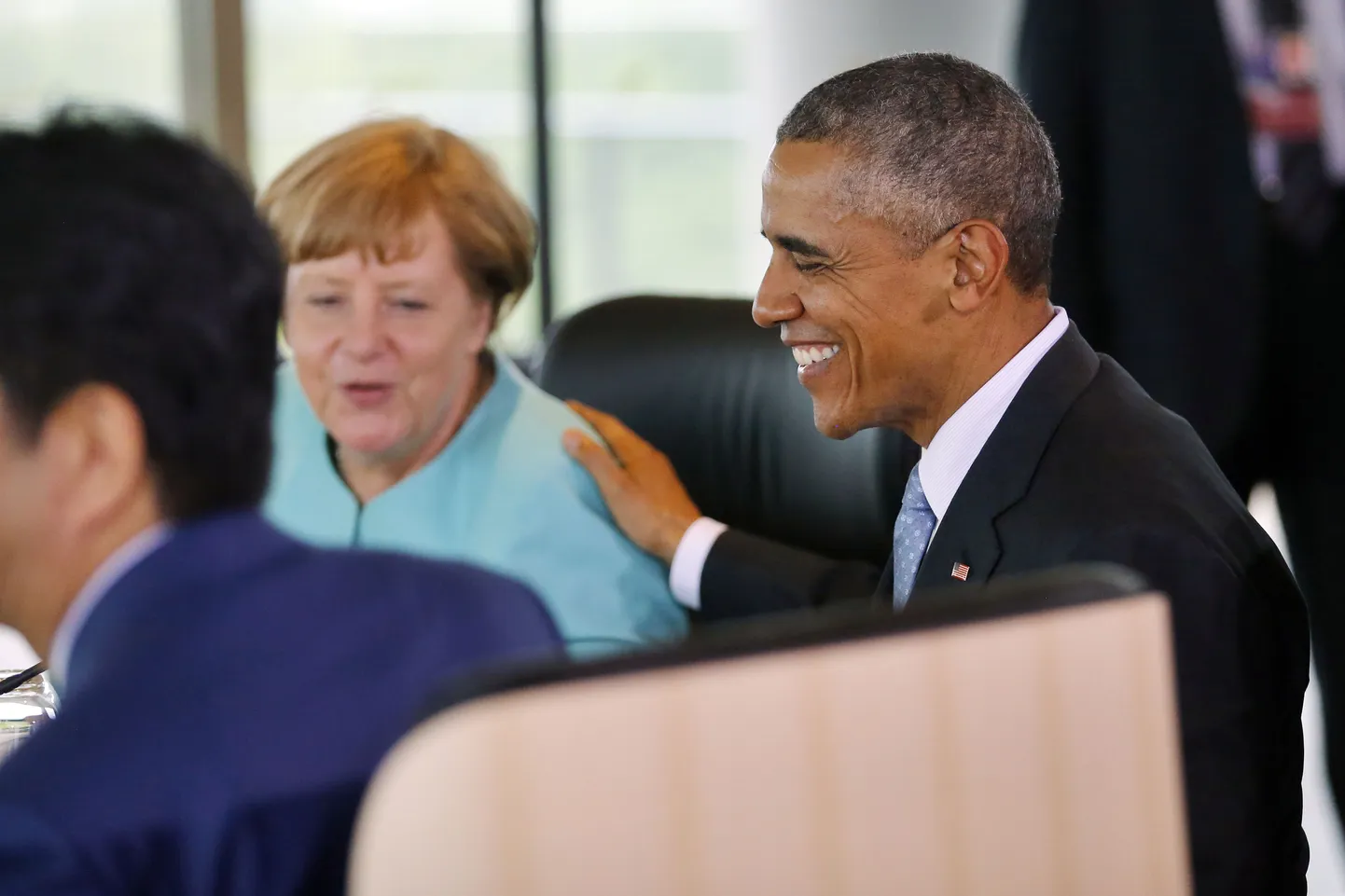 Saksamaa liidukantsler Angela Merkel ja USA president Barack Obama eile Jaapanis Shima tippkohtumisel suhtlemas.