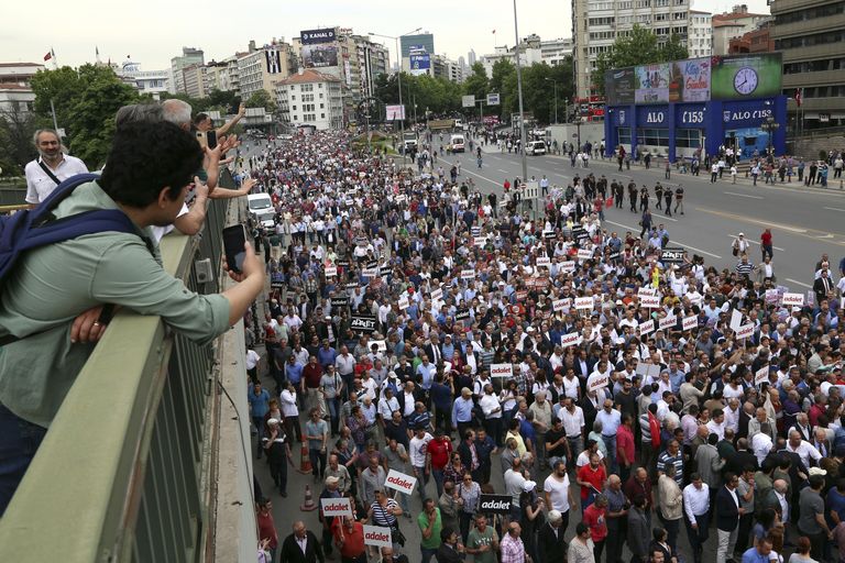 Protestimarsiga on juba ühinenud sadu inimesi. Foto: Ali Unal/AP/Scanpix