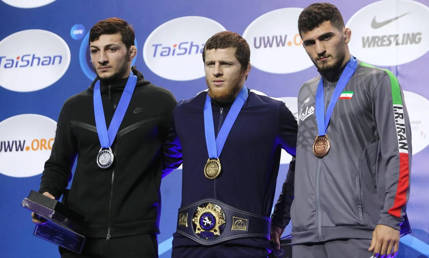 Kuhu kadus üks maadleja? Vabamaadluse kehakaalu kuni 79 kg autasustamisel lahkus pildi tegemise ajaks pjedestaalilt ukrainlasest pronksimees Vassõl Mõhhailov. Järele jäid grusiin Vladimeri Gamkrelidze (vasakult), Venemaa esindaja Ahmed Usmanov ja iraanlane Mohammad Nokhodilarimi, kes said vastavalt hõbeda, kulla ja ühe kahest pronksist.