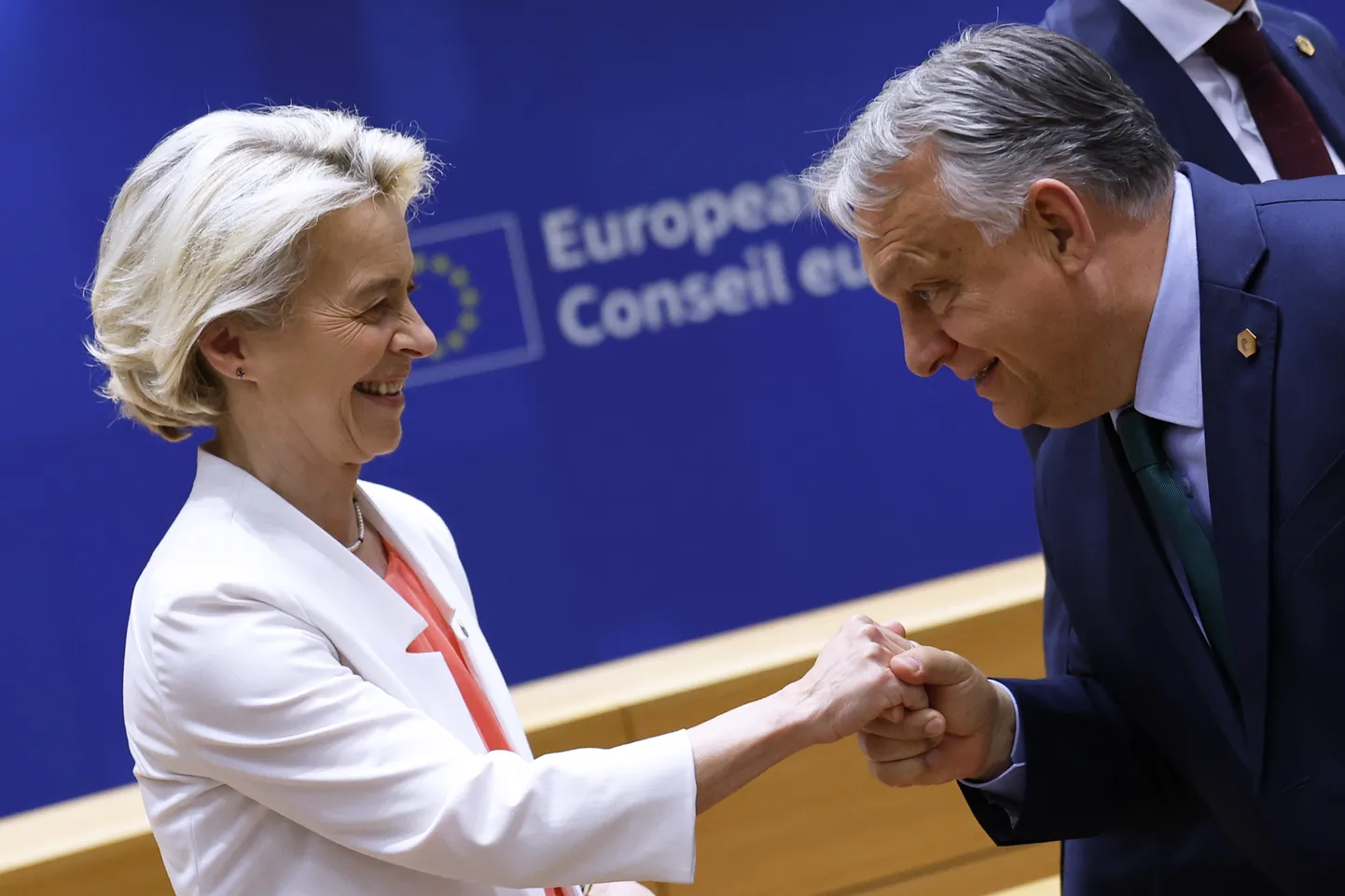 Ungari peaminister Viktor Orban tervitamas Euroopa Komisjoni president Ursula von der Leyenit Brüsselis ELi tippkohtumisel 17. juunil 2024.