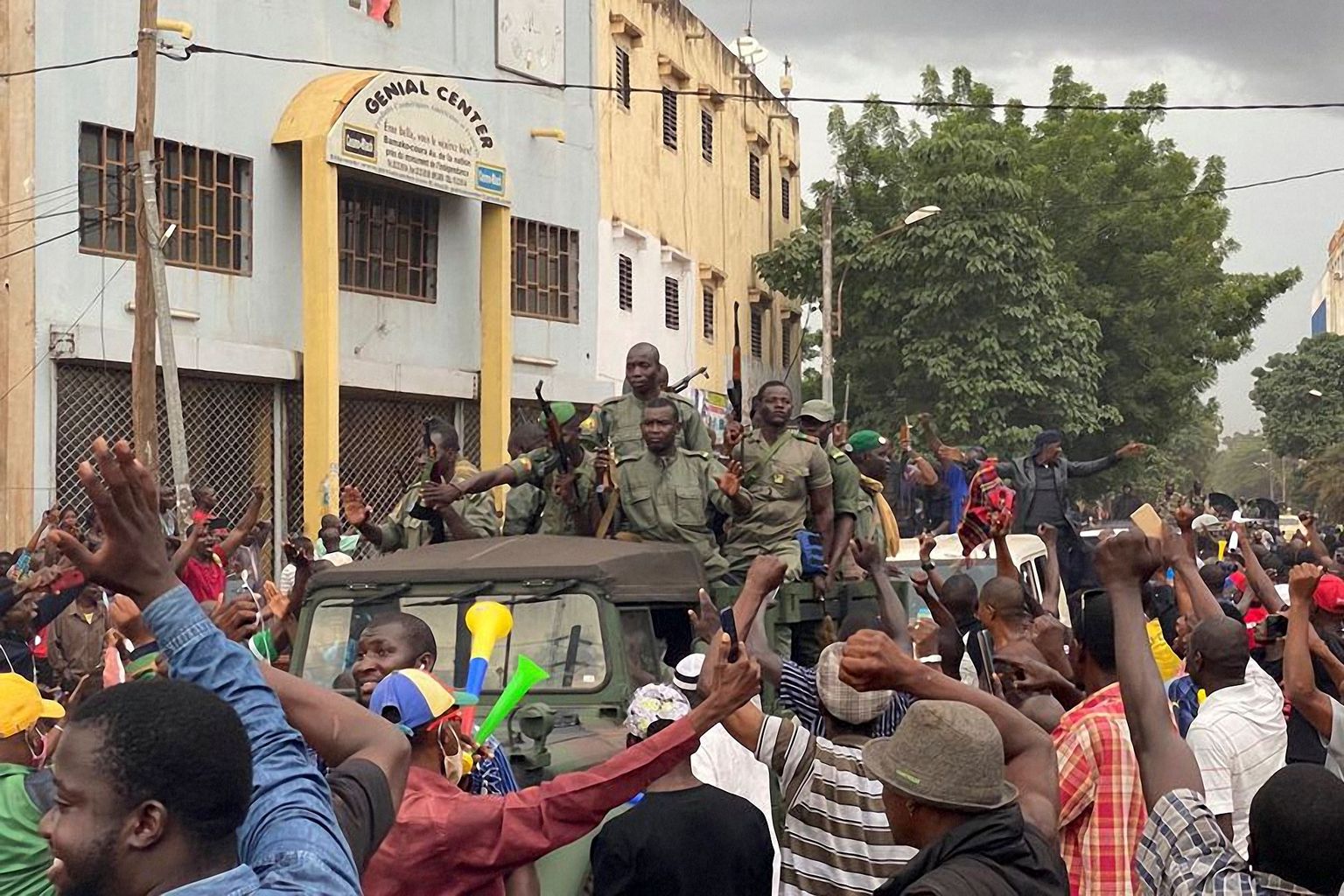 Opositsiooni toetajad tervitamas eile Mali pealinna tänavatele tulnud sõdureid.