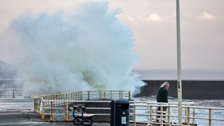 В Уэльсе шторм вызвал мощные прибрежные волны