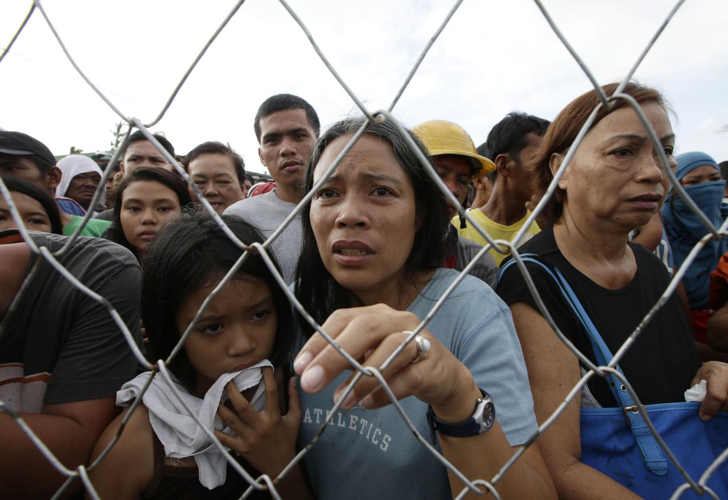 Kõige enam räsida saanud Taclobani lennujaamas tunglesid inimesed toiduabi järjekorras.