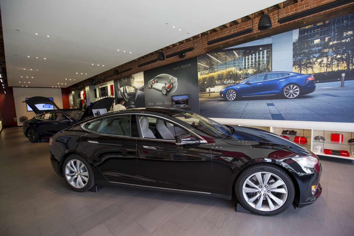 Tesla 85D ettevõtte Pasadenas (California) asuvas poes.
