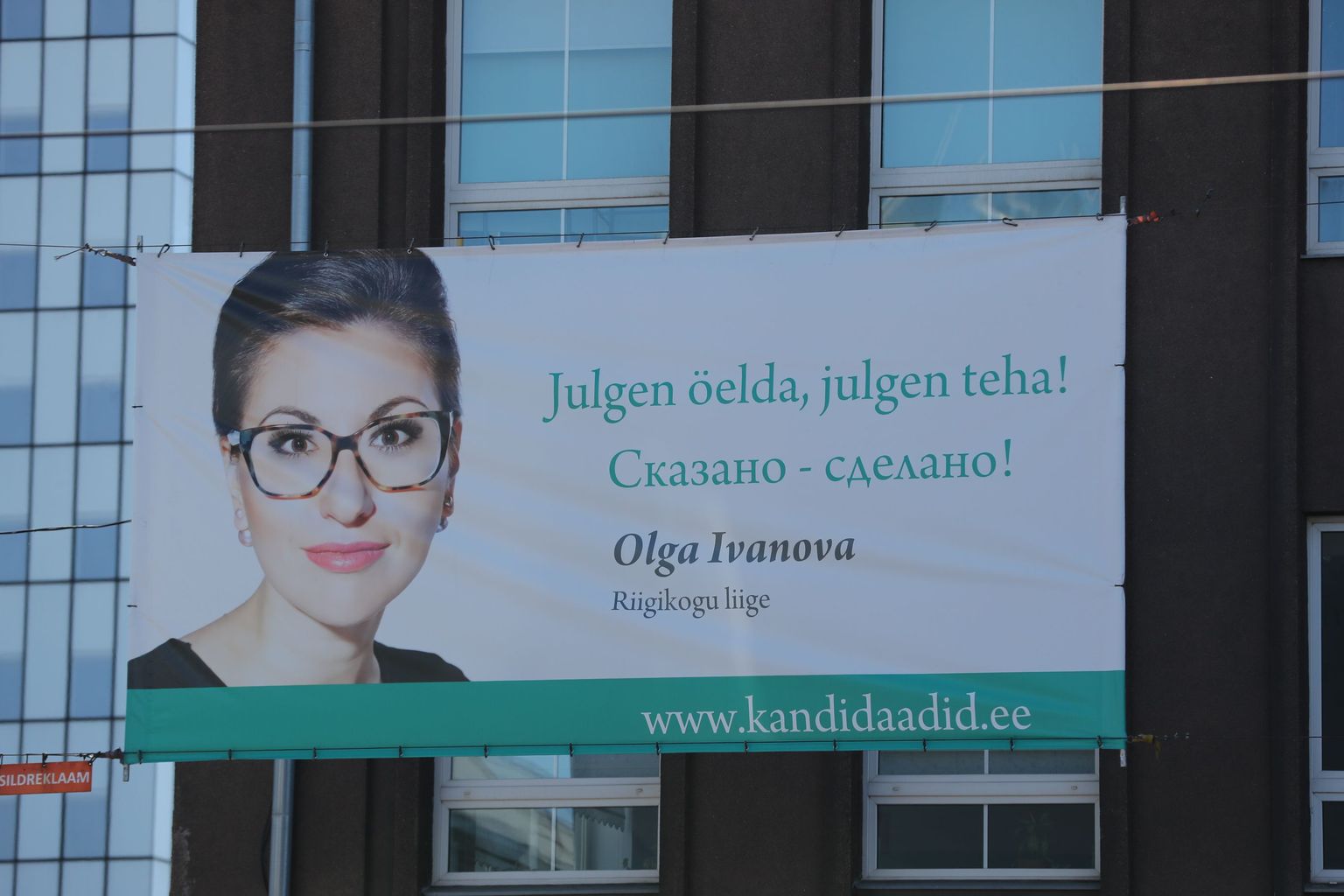 Olga Ivanova reklaamplakat Pärnu maanteel.