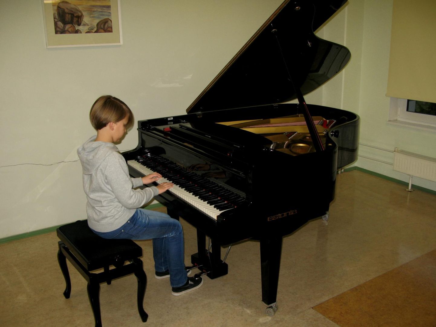 Kunda muusikakoolis tehti projektiraha toel korda vana klaver. Lisaks sellele, et klaver kõlab kaunilt, on lastel sellel ka mugav musitseerida.