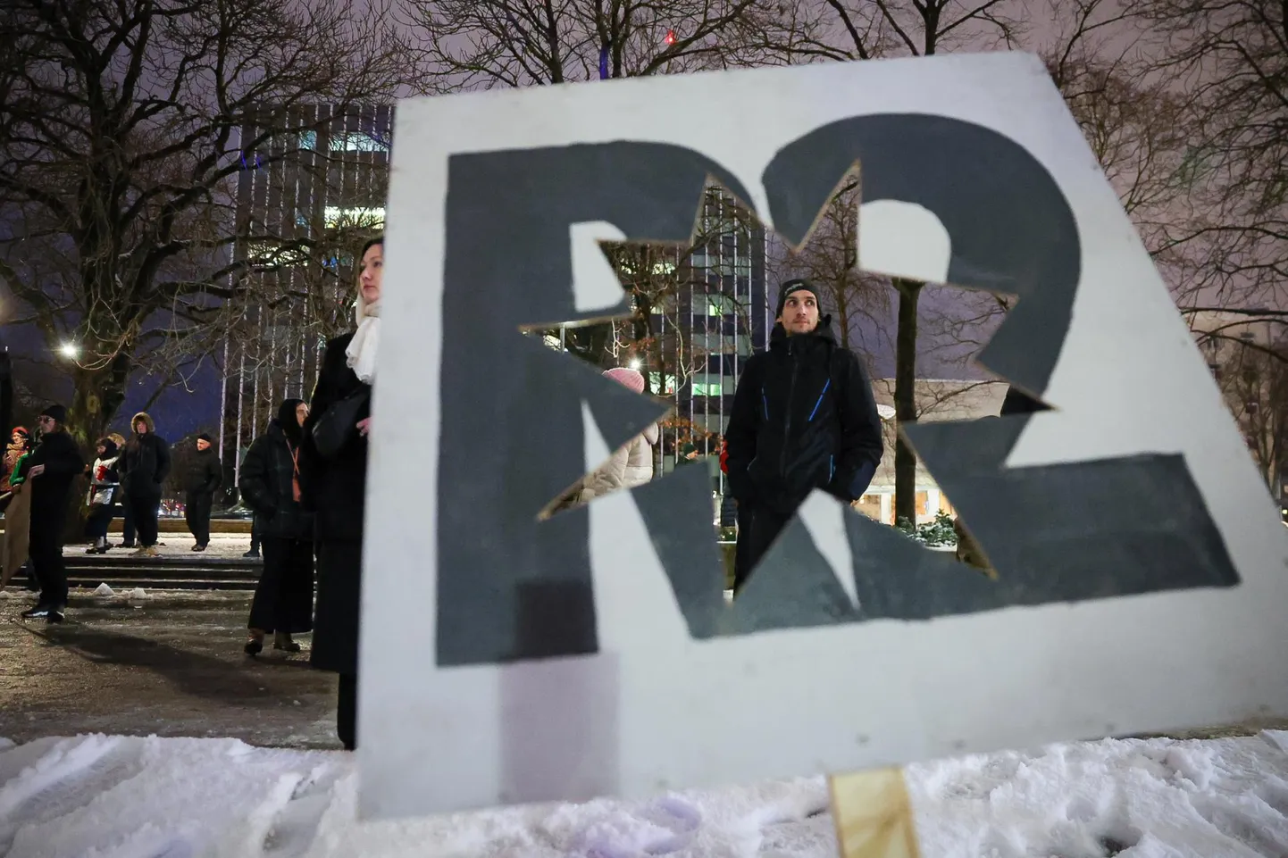 Raadiomaja vastas Politseipargis avaldati reede õhtul meelt Raadio 2 õhtuse vööndi sulgemise vastu.
