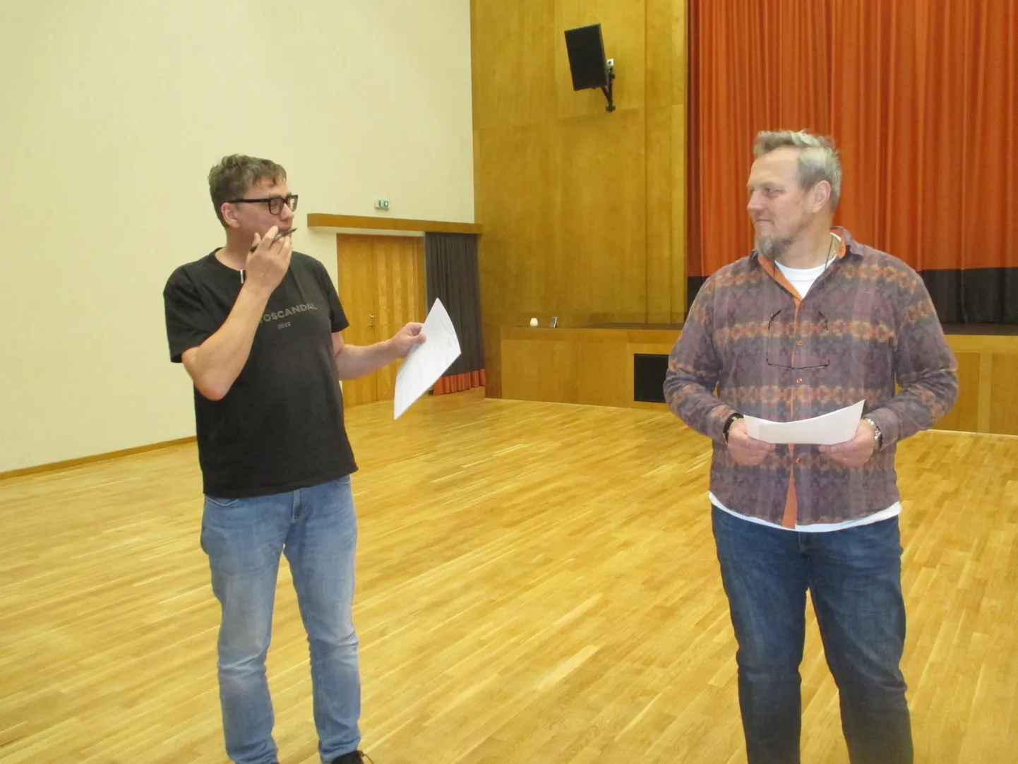 KAKS KANGET Mentor Urmas Lennuk ja näitleja Meelis Juhandi koolitunnis.