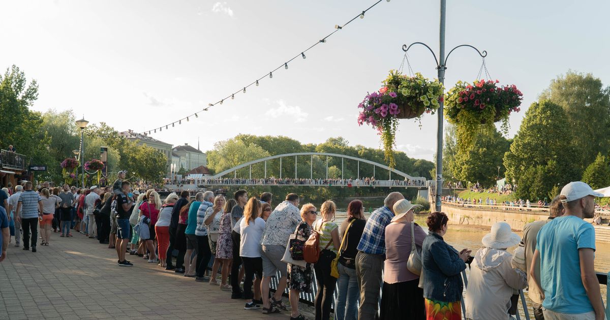 Veeparaad täitis Emajõe tihedalt paatidega