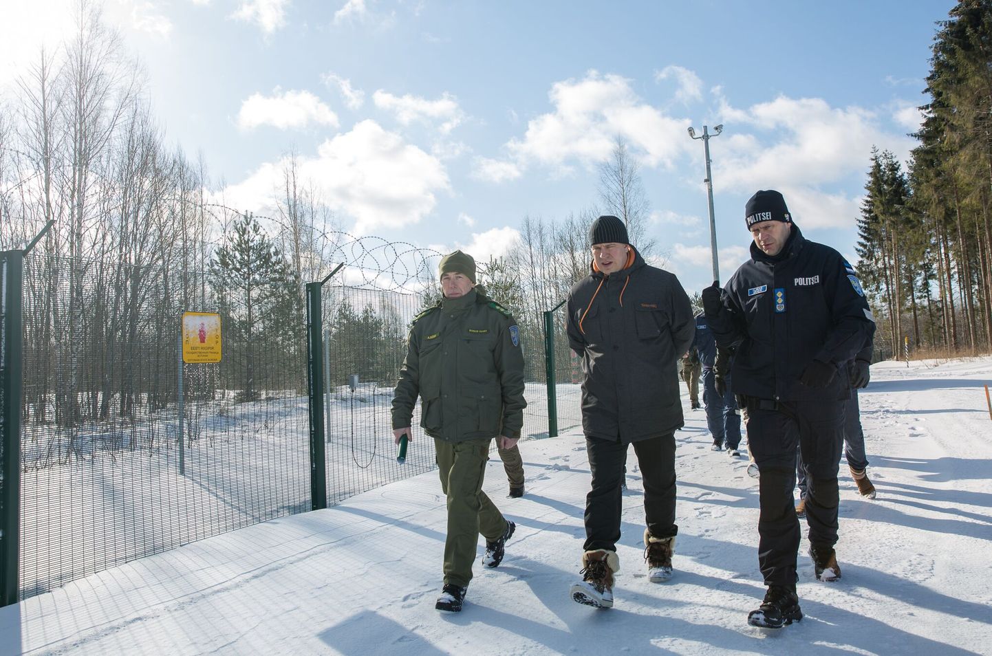 Politseinõunik Aimar Köss, peaminister Jüri Ratas ja politseijuht Elmar Vaher piiril.