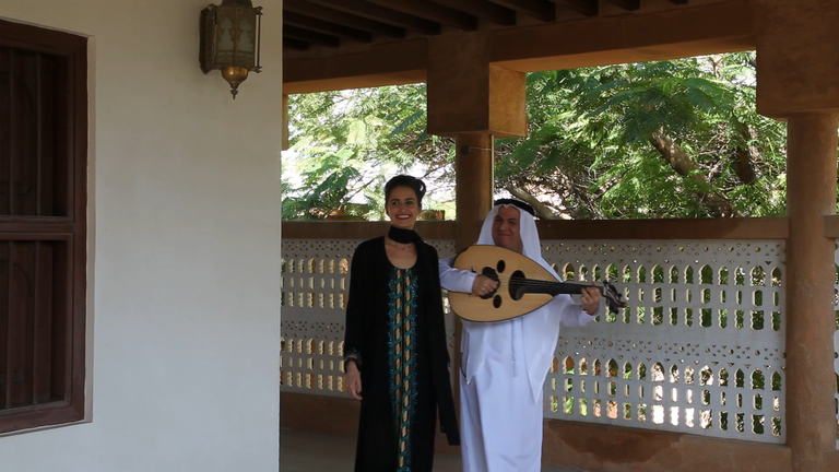 Triin Lellep Araabia Ühendemiraatides filmitud muusikavideos.