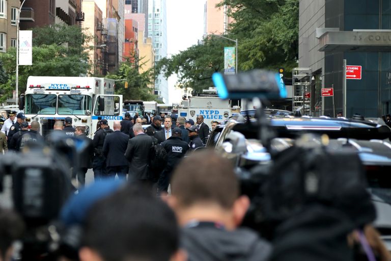 Politseinikud eile CNN-i New Yorgi büroo juures.