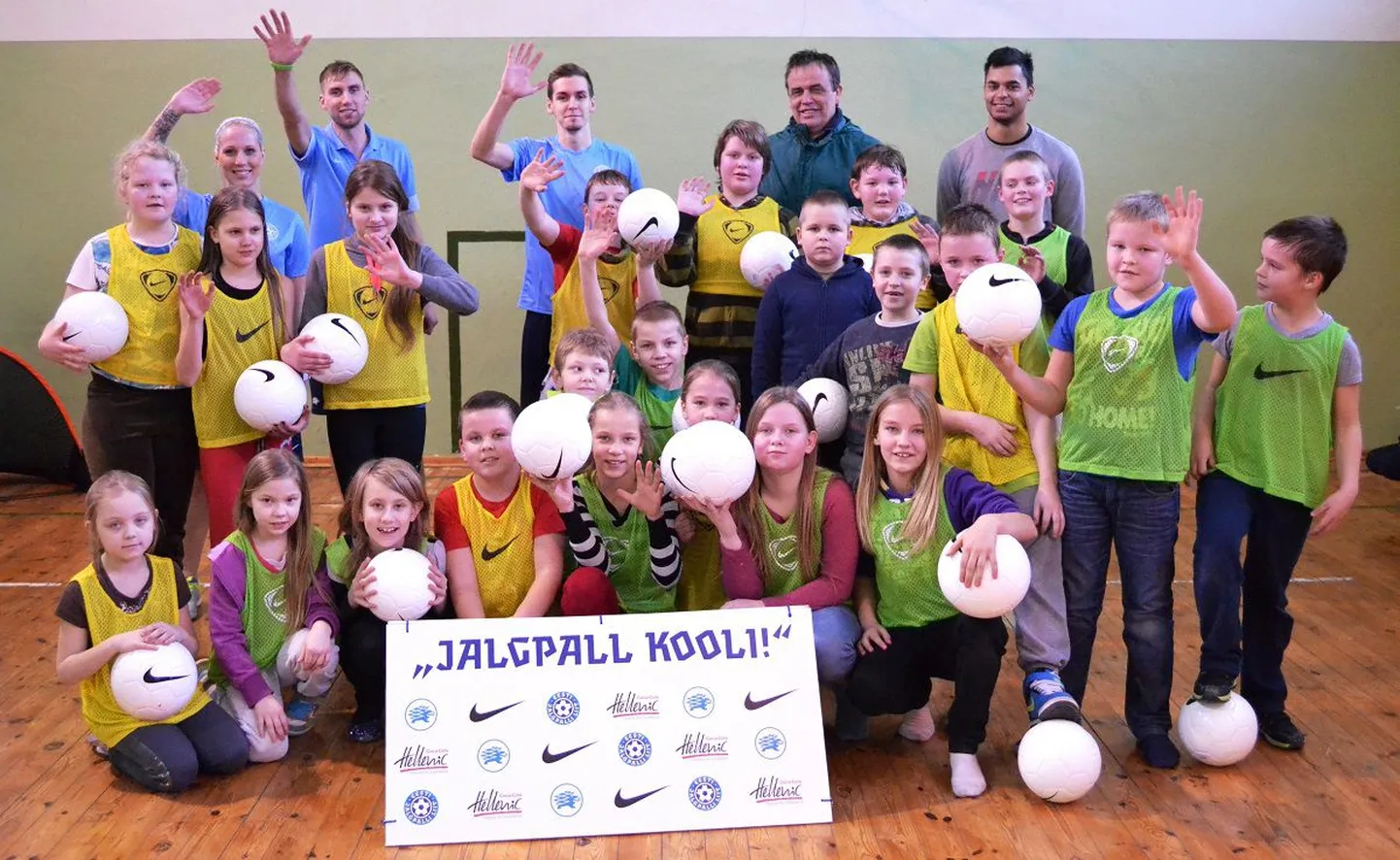Martna Põhikooli õpilased ja (tagumisest reast vasakult) treenerid Eneli Vals, Rauno Tutk, Ats Kutter, õpetaja Enn Kerge ja Richard Pulst.