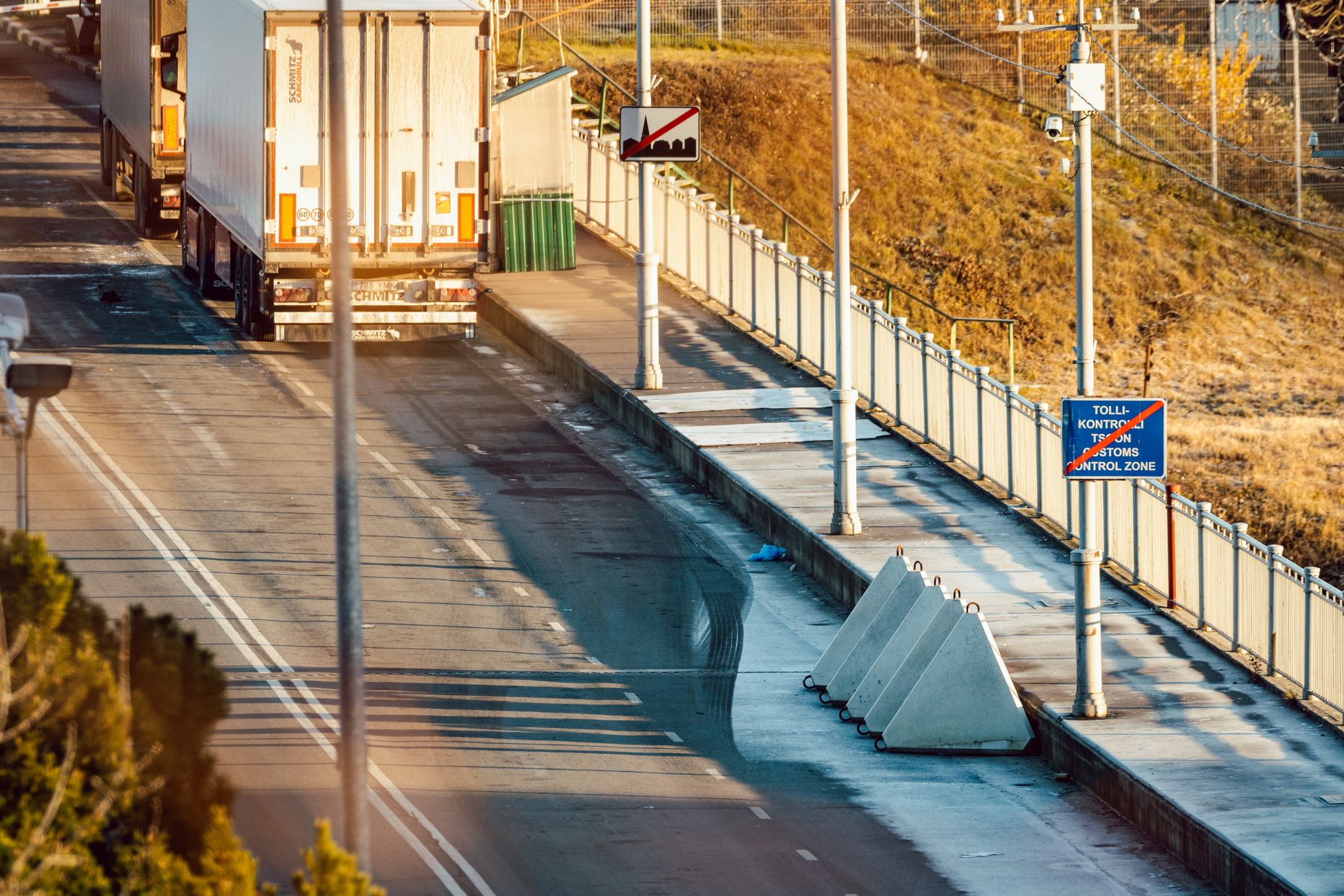 Бетонные заграждения, установленные на нарвском пограничном мосту.
