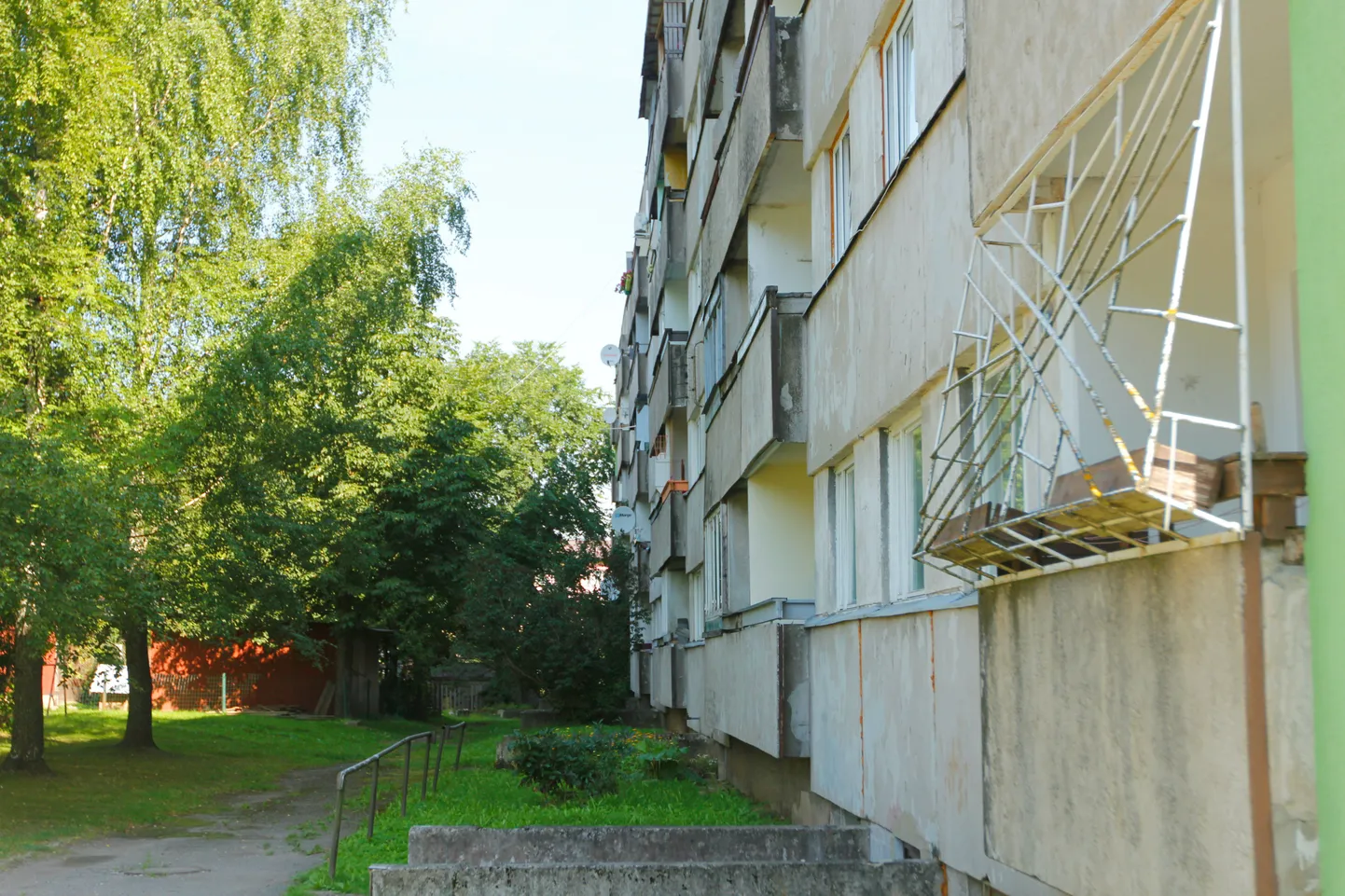 Korterelamu, mille viiendalt korruselt kukkus alla laps.
