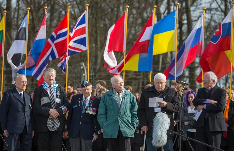 Ukrainlane Boris Romantšenko (paremalt teine) 12. aprillil 2015 Saksamaal Buchenwaldi koonduslaagri vabastamise aastapäeval kõnet pidamas