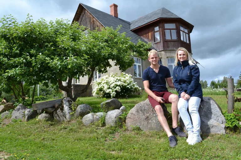 Mooratsi talu noortalunik Mehis Visnapuu koos abikaasa Marina Visnapuuga. kodumaja ees, mida eelmisel aastal abiellunud paar oma koduks ehitab.