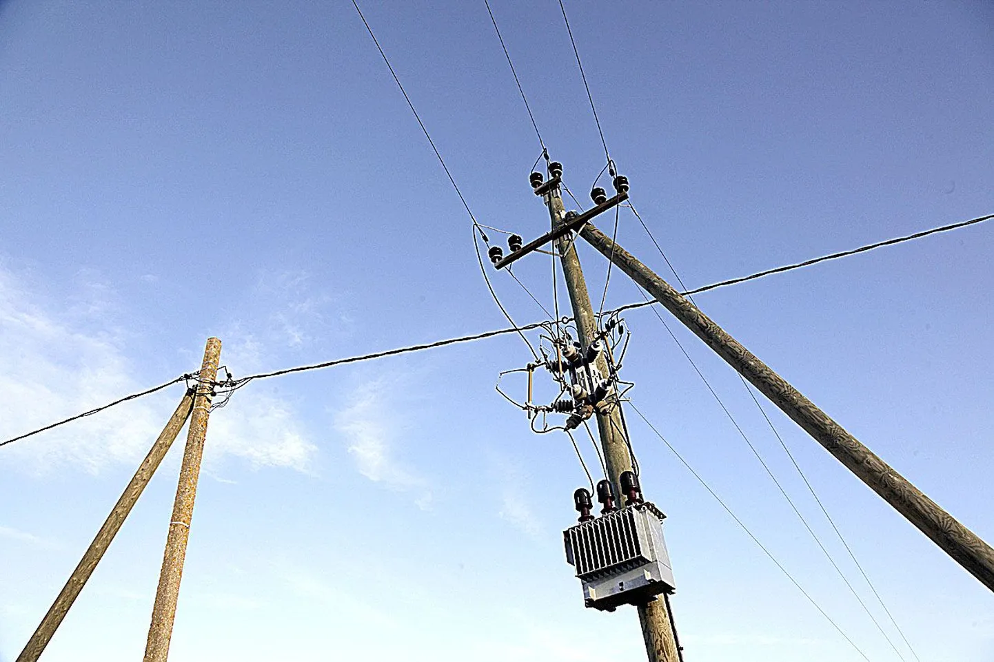 Elektriliinid õhku või maa alla.