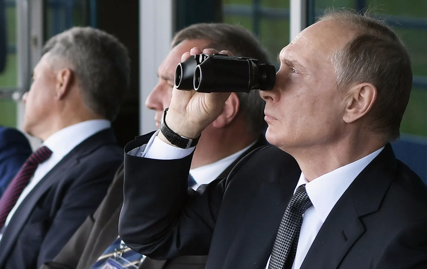 Владимир Путин с биноклем.