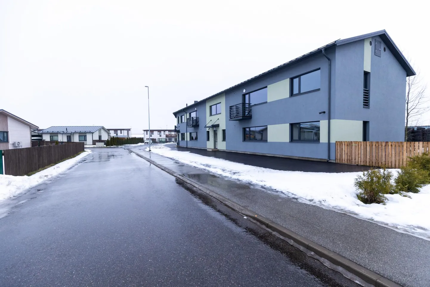 Saialille 37 on praegu veel tühi, kuid maja kaks hiiglaslikku korterit on jaotatud kuueteistkümne usaldusühingu vahel, mis võimaldab sealseid kodusid müüa kaasomandina. Ka väljanägemise poolest on tegu kortermajaga.