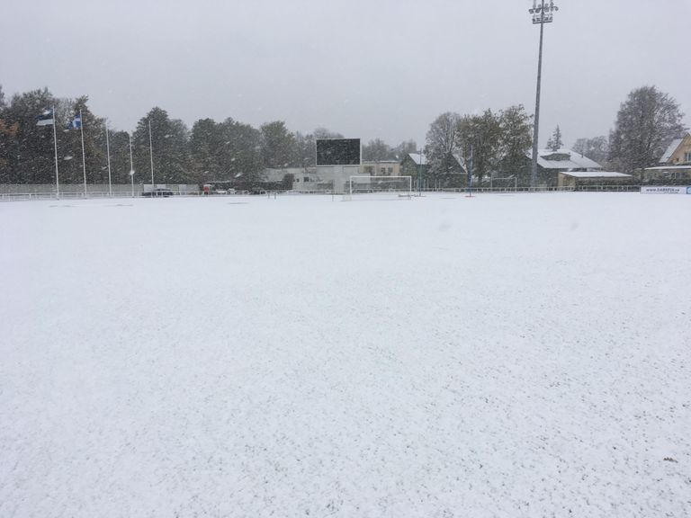 Ka Esiliigas toimuma pidanud Pärnu JK ja Nõmme Unitedi mäng jäi ära, sest Pärnu Rannastaadionit kattis lumevaip.