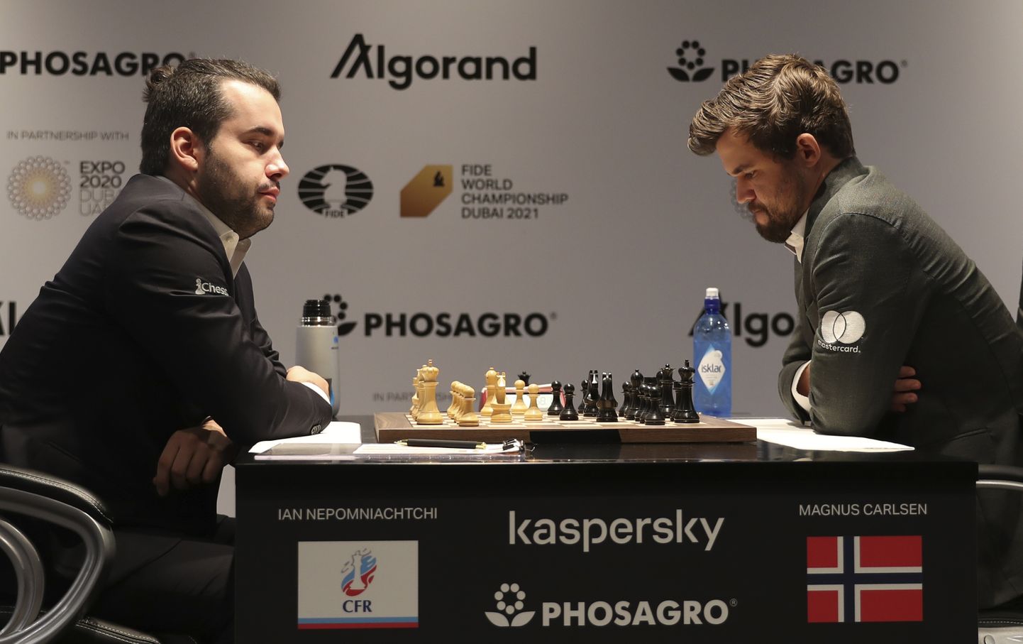 Magnus Carlsen (paremal) ja Jan Nepomnjaštši.