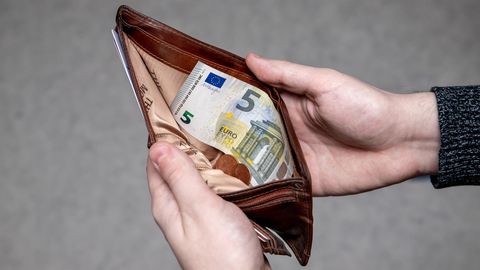 Исследование: после оплаты счетов у жителей Эстонии остается еще более половины зарплаты
