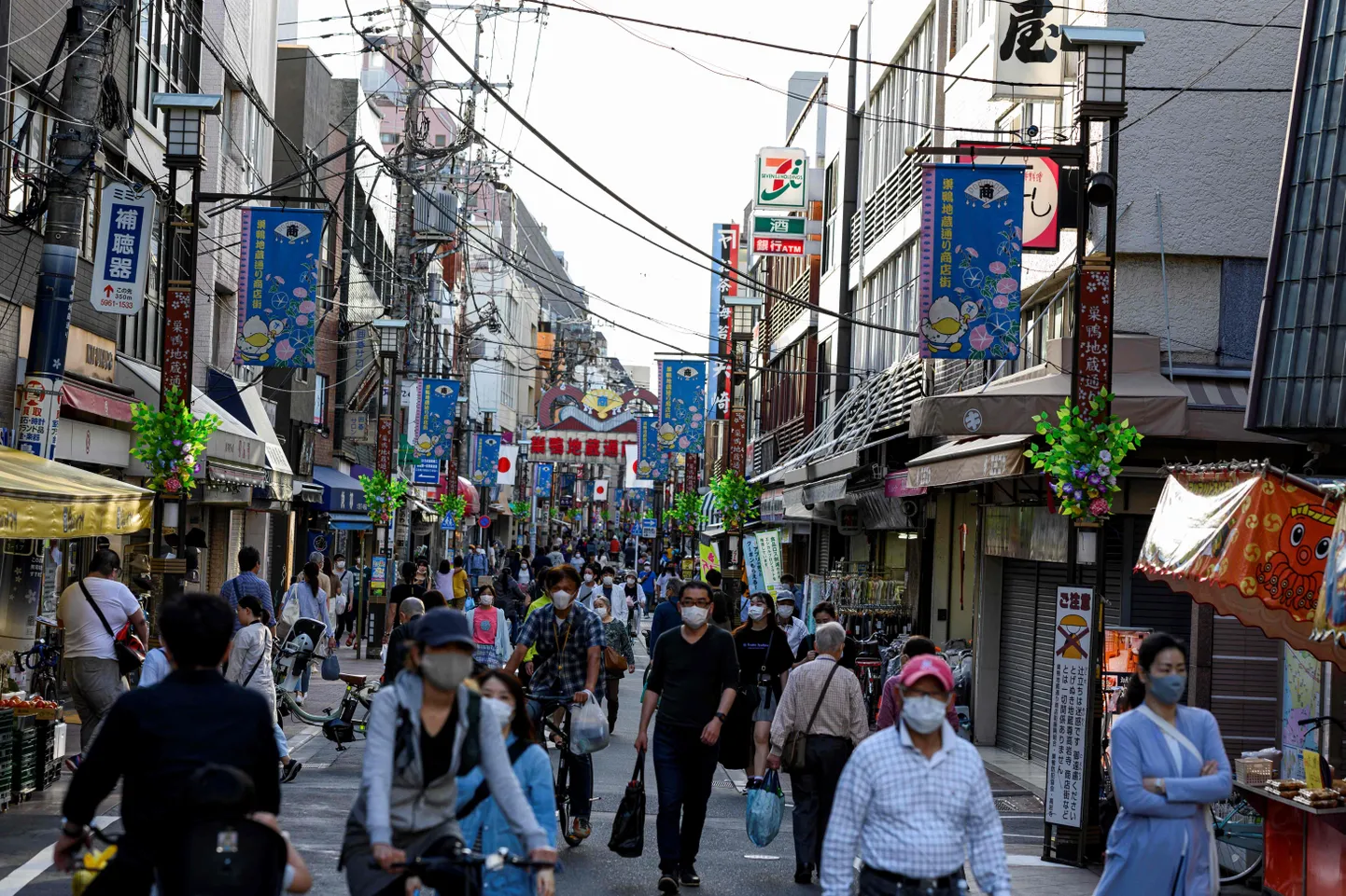 Kaitsemaskides inimesed Tokyo Sugamo piirkonnas.
