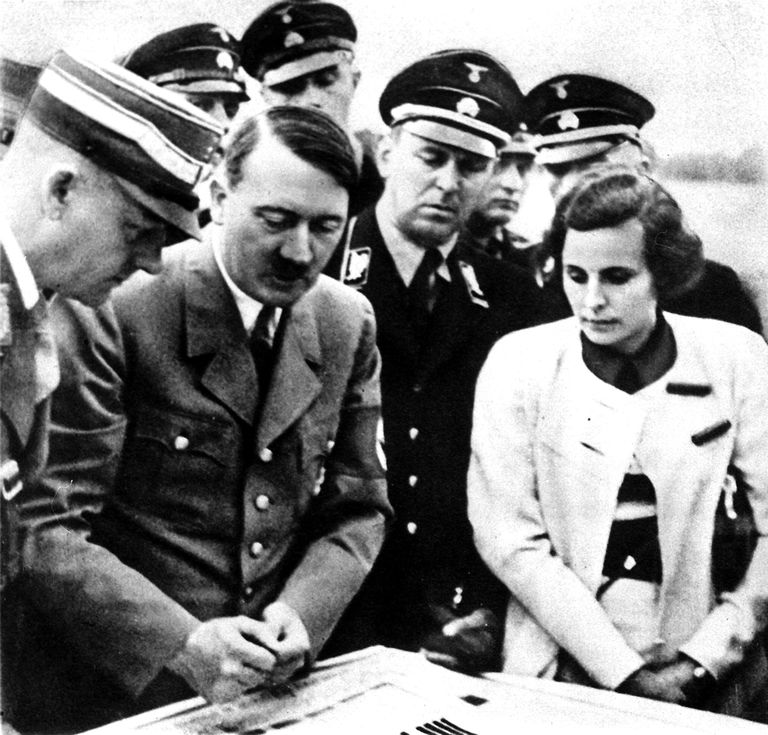 Adolf Hitler, ta kaaskond ja filmirežissöör Leni Riefenstahl