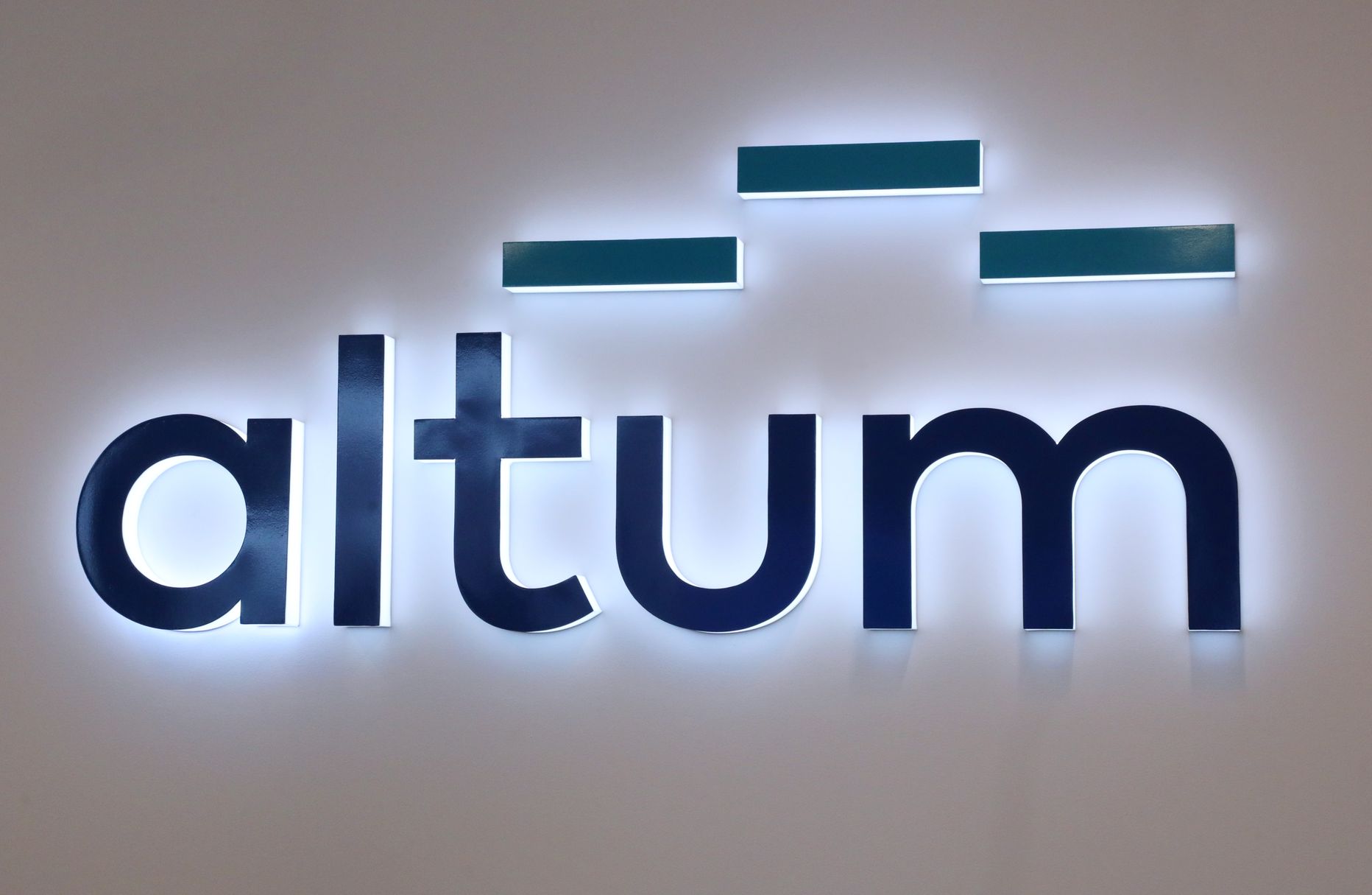 "Altum" logo.