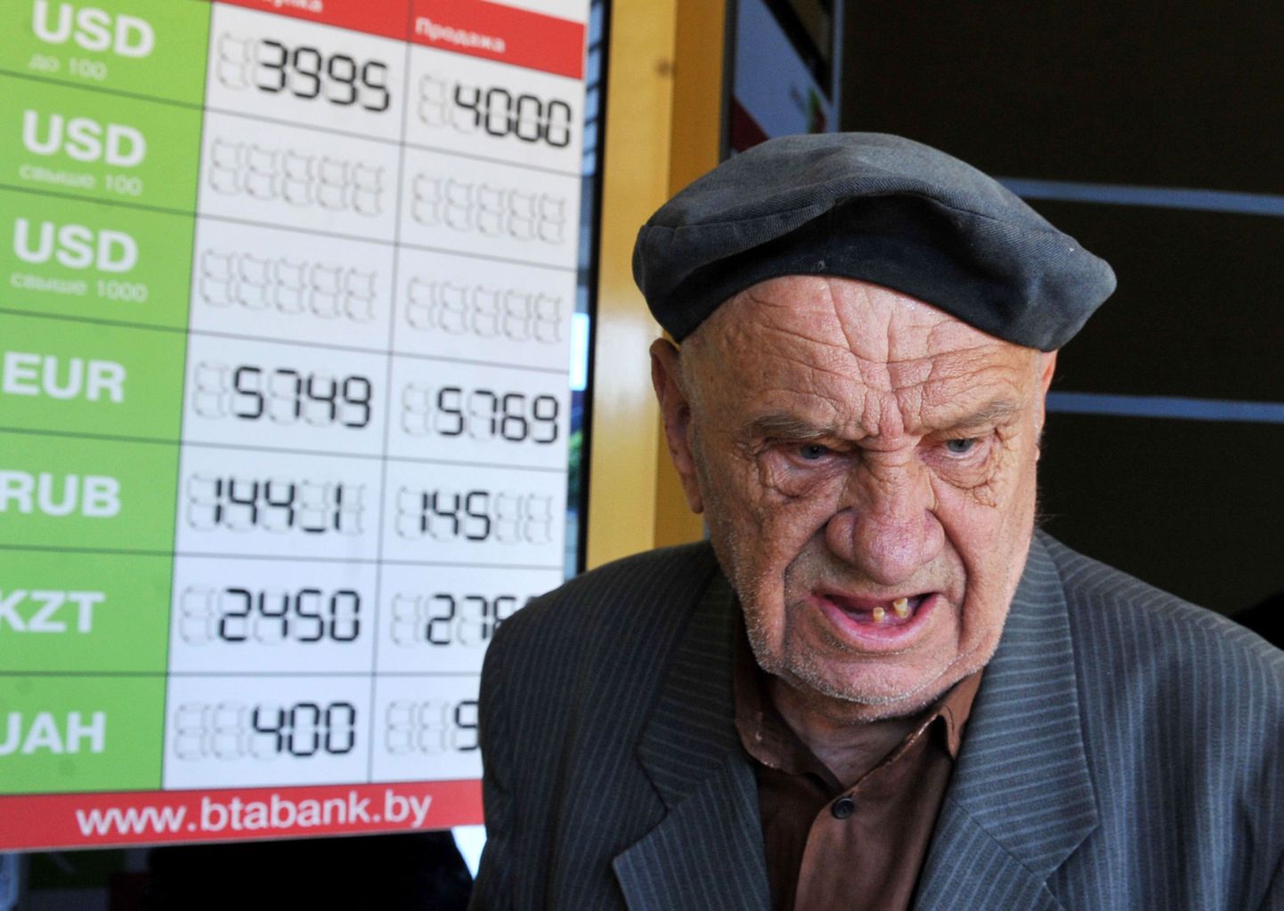 Vanem mees eile Minski valuutavahetuskontori ukse ees.