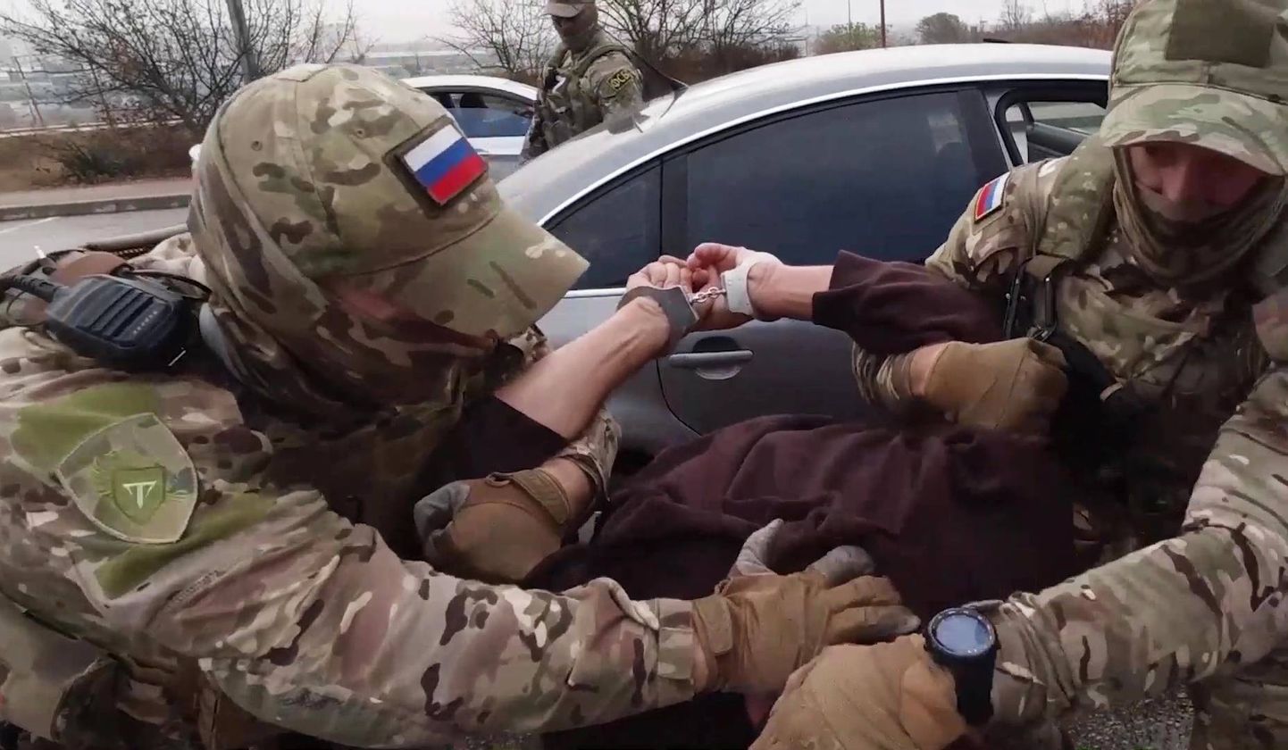 Vene Föderaalse Julgeolekuteenistuse ametnikud arreteerimas riigireetmises kahtlustatavat isikut okupeeritud Sevastopolis 2023. aasta märtsis.