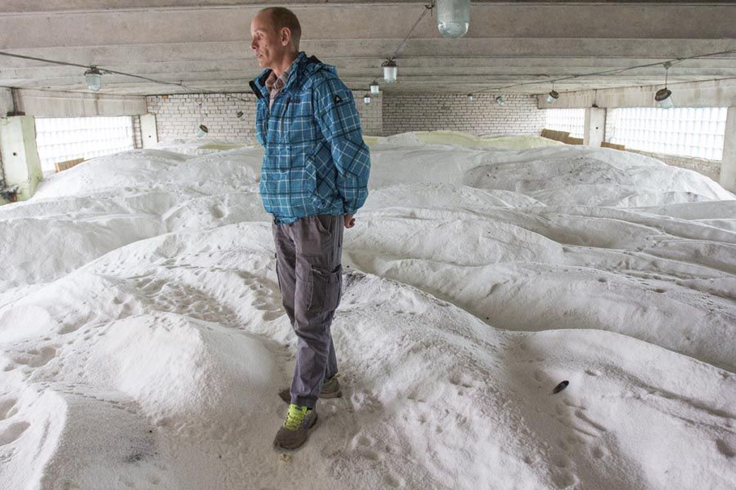 Eesti Keskkonnateenuste lääne regiooni tänavahooldusmeister Janno Laht seisab Saksamaalt toodud soolal, mis ootab puistamist Viljandi tänavatele.